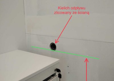 Nawodnienie ogrodu wertykalnego - odpływ do kanalizacji zlicowany ze ścianą