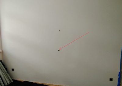 Odpływ kanalizacji wykorzystanej do nawadniania ogrodu wertykalnego w ścianie