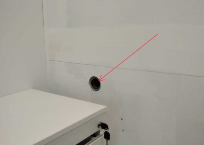 Odpływ kanalizacji wykorzystanej do nawadniania ogrodu wertykalnego w ścianie