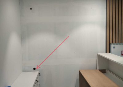 Odpływ kanalizacji wykorzystanej do nawadniania ogrodu wertykalnego w ścianie