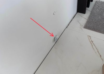 Odpływ kanalizacji wykorzystanej do nawadniania ogrodu wertykalnego w ścianie